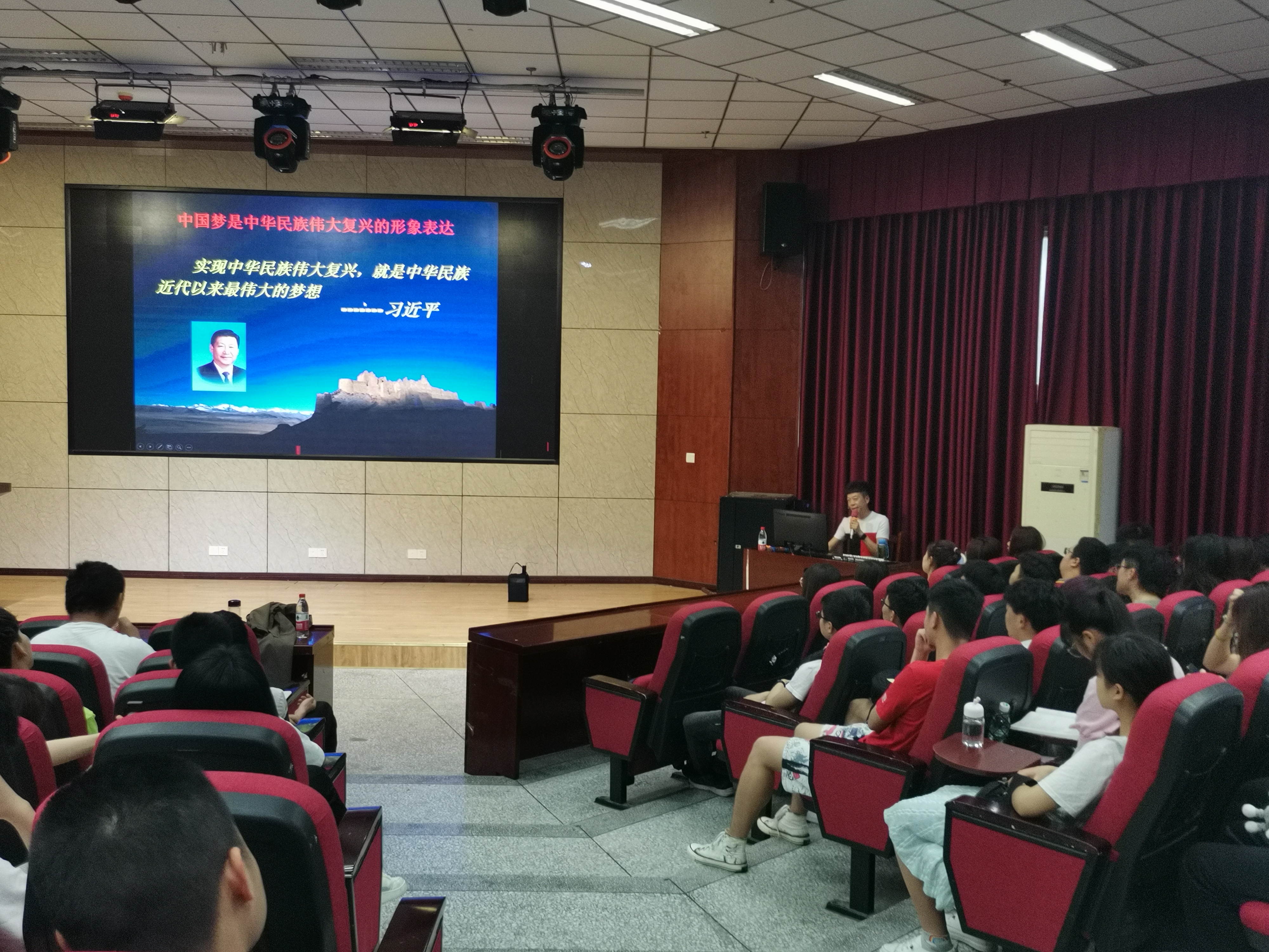 眼视光学系举行党史教育宣传讲座