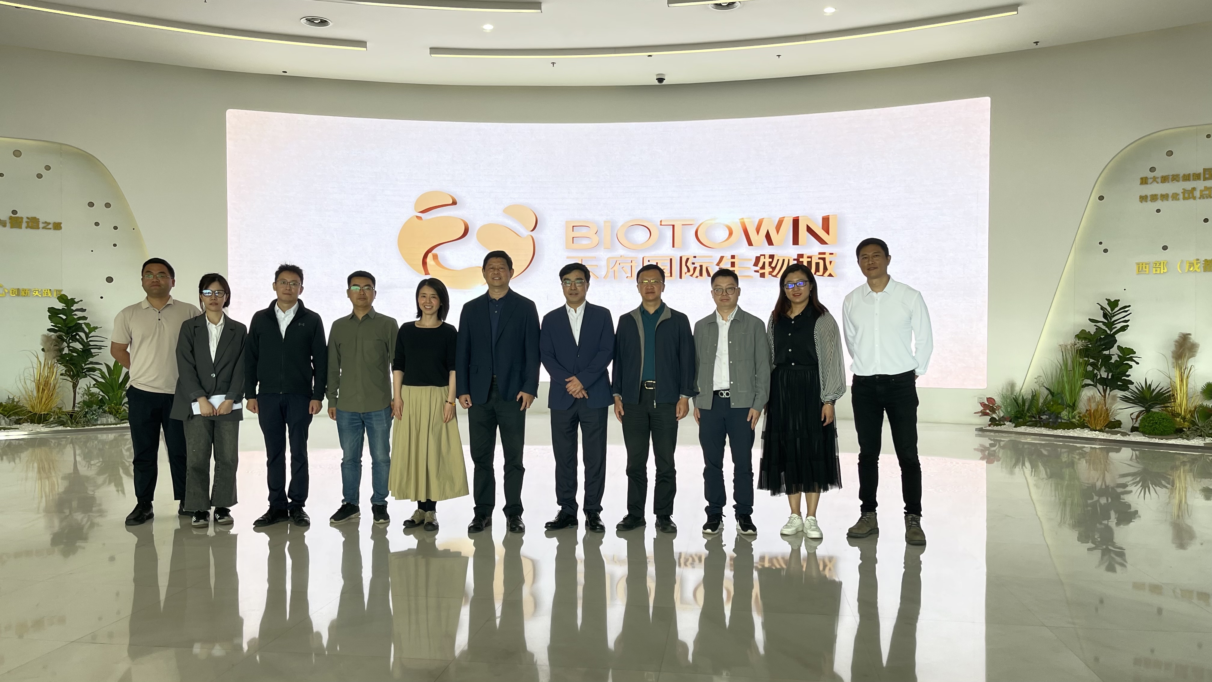学校党委副书记、纪委书记吴宾带队到成都天府国际生物城调研交流