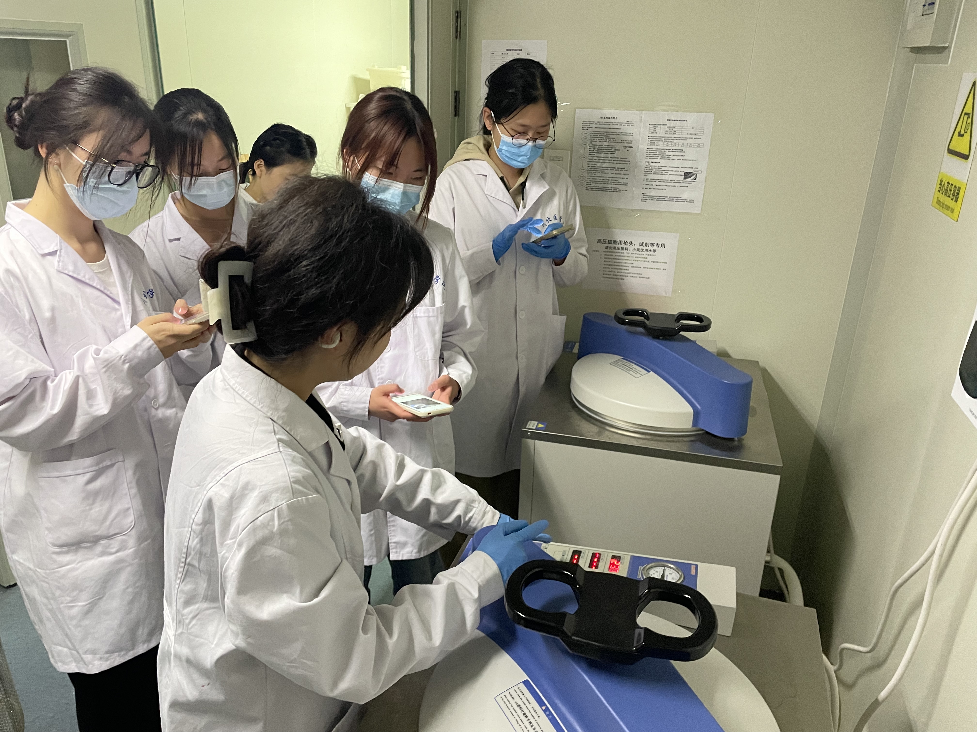 一腔热血科研团队科研工作如火如荼的开展