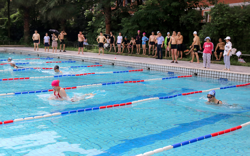 学校举办第六届教职工游泳比赛