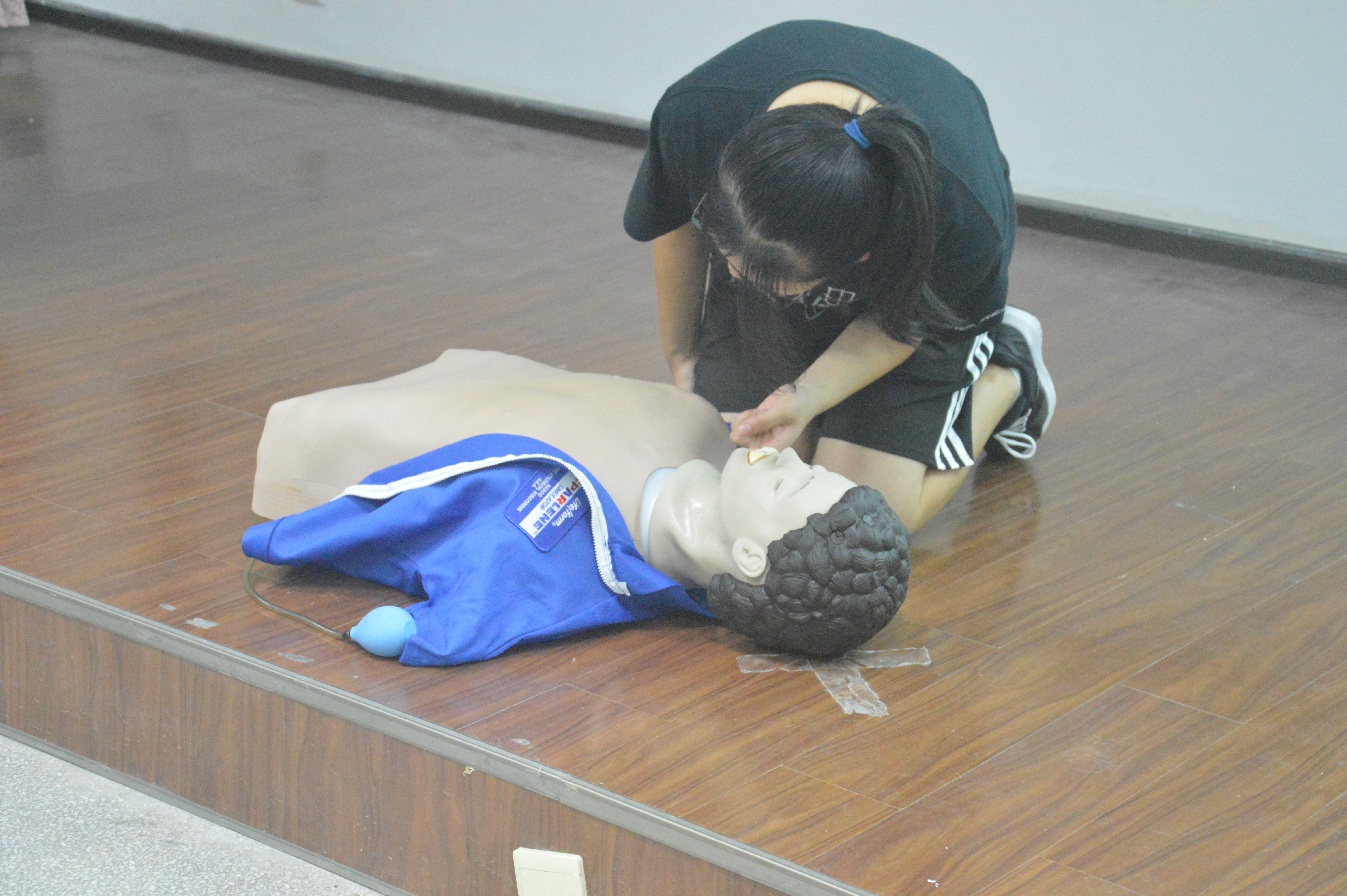 川北医学院急救协会在新生中开展急救知识培训