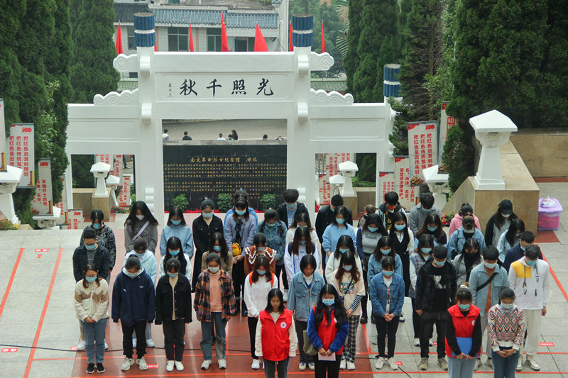 眼视光学系开展祭奠革命先烈活动