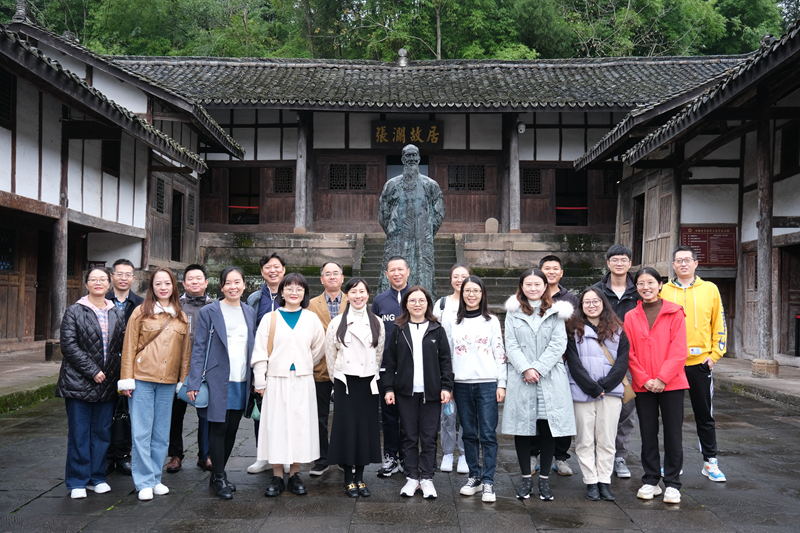 机关三工会小组赴西充县参观张澜故居