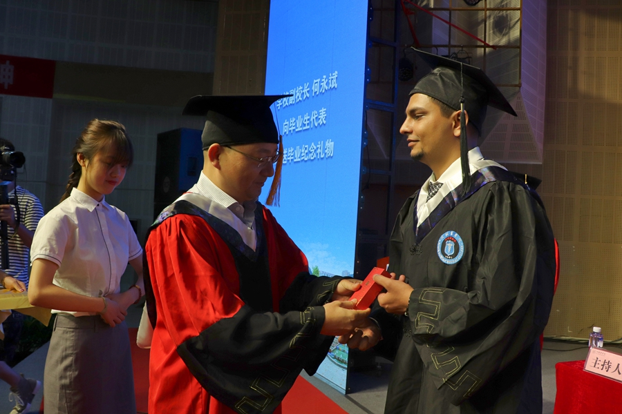 学校举行2020届学生毕业典礼暨授位仪式