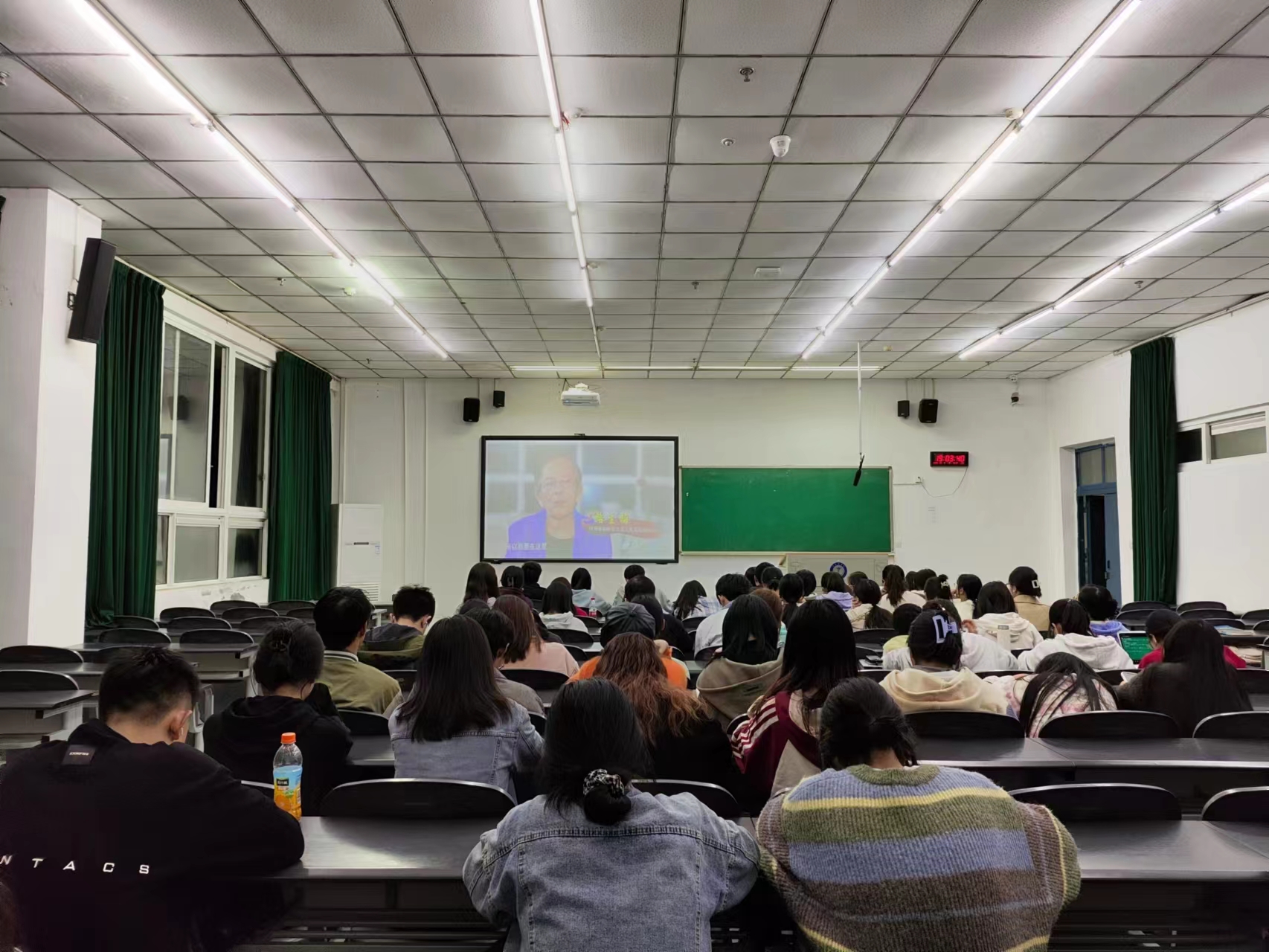 管理学院党总支组织入党积极分子集中观看《榜样》专题节目