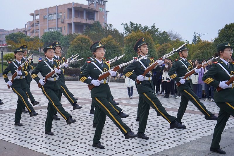 校团委开展国旗仪仗队第二十三届队员入队仪式
