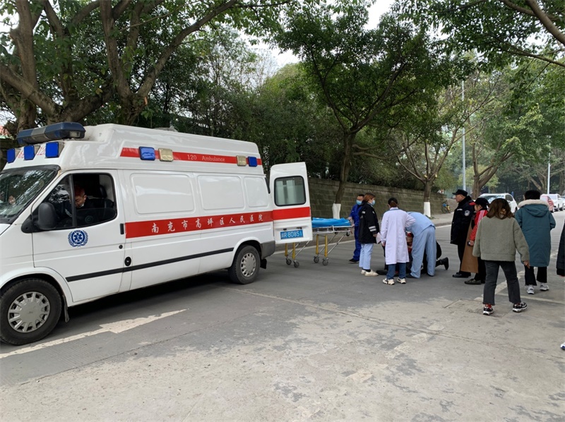 校内行人晕倒  师生携手救助