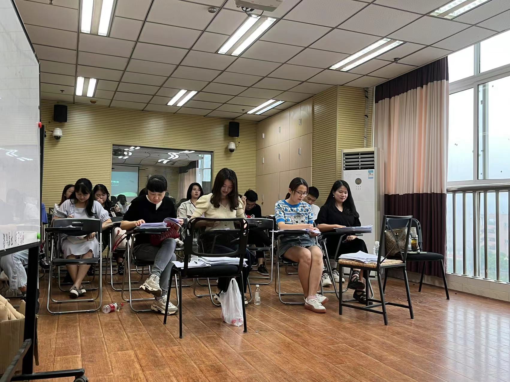 我院2018级社会工作专业举行毕业论文答辩会