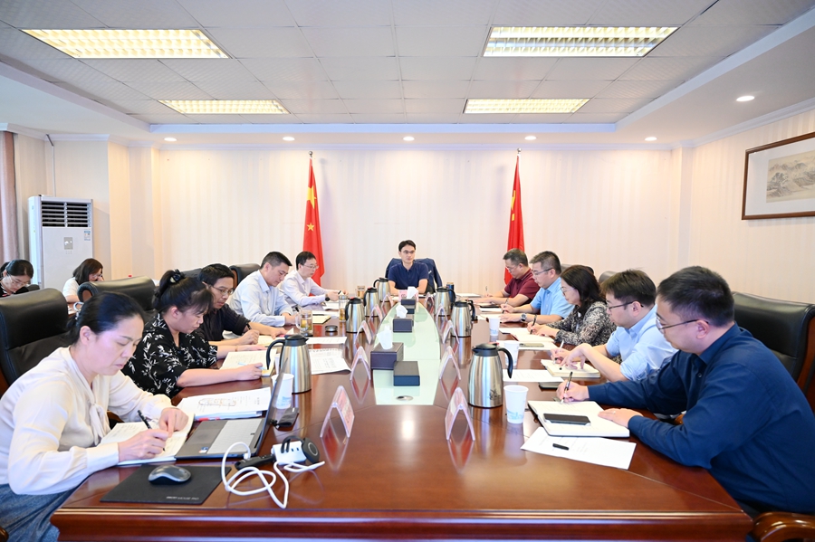 代荣阳主持召开学校重点工作调研座谈会
