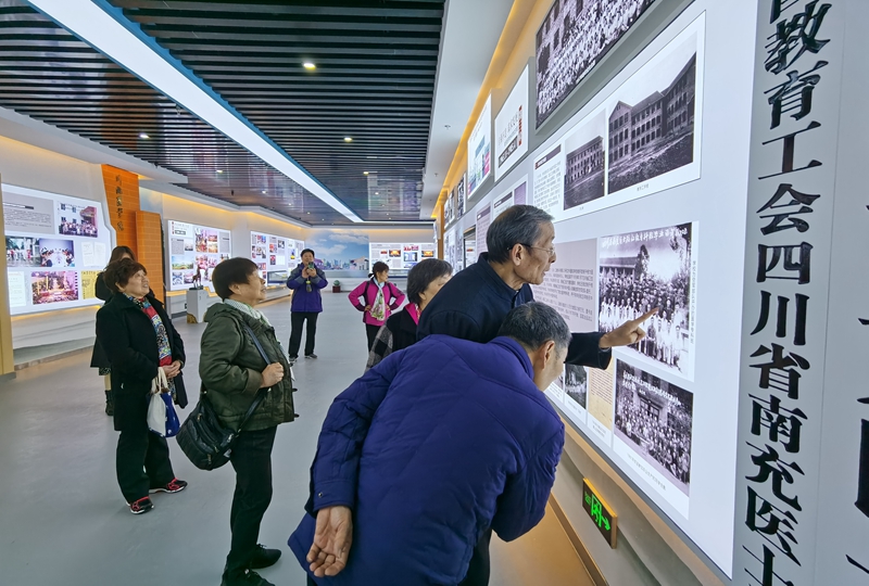 追忆青春 再聚母校——部分老校友举行建校70周年返校联谊活动