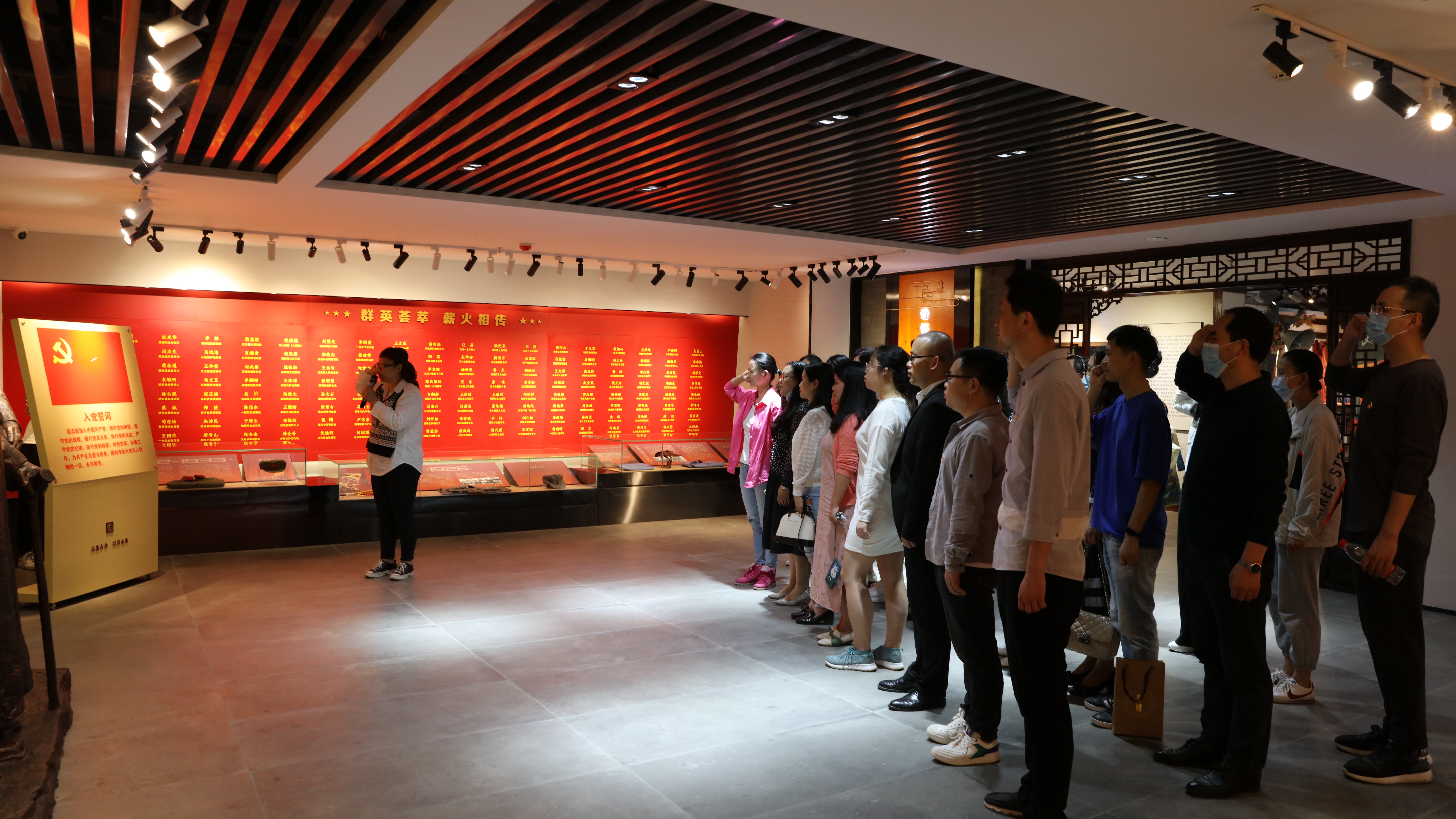 马克思主义学院党总支联合管理学院党总支赴市方志馆开展主题党日活动