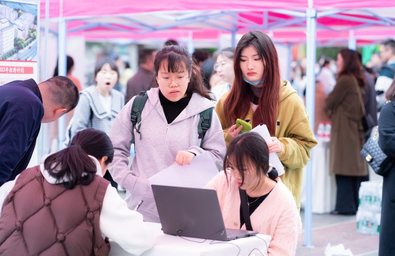 我校举行“万企进校园”系列招聘活动