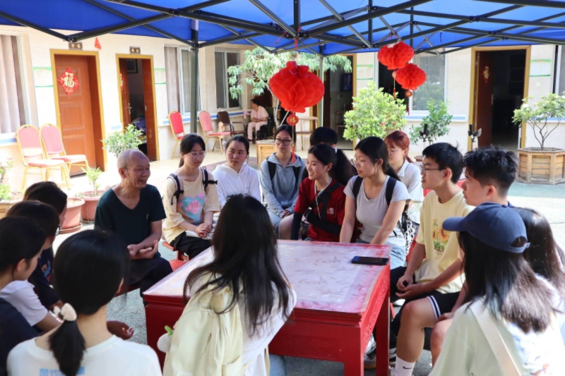 新苗寻根瞻前辈，老树示范传薪火