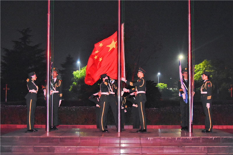 我校举行“12•4”国家宪法日主题升旗仪式暨宪法晨读活动