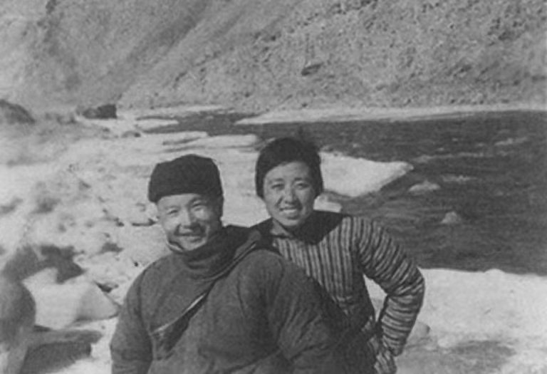 援藏医师张常明和田国华向图书档案馆捐赠图书