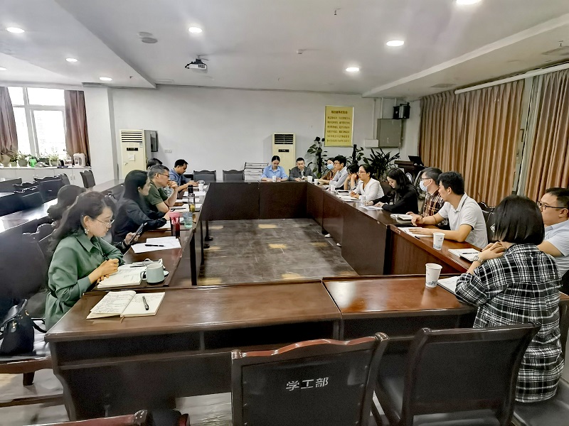 学校召开青年辅导员座谈会