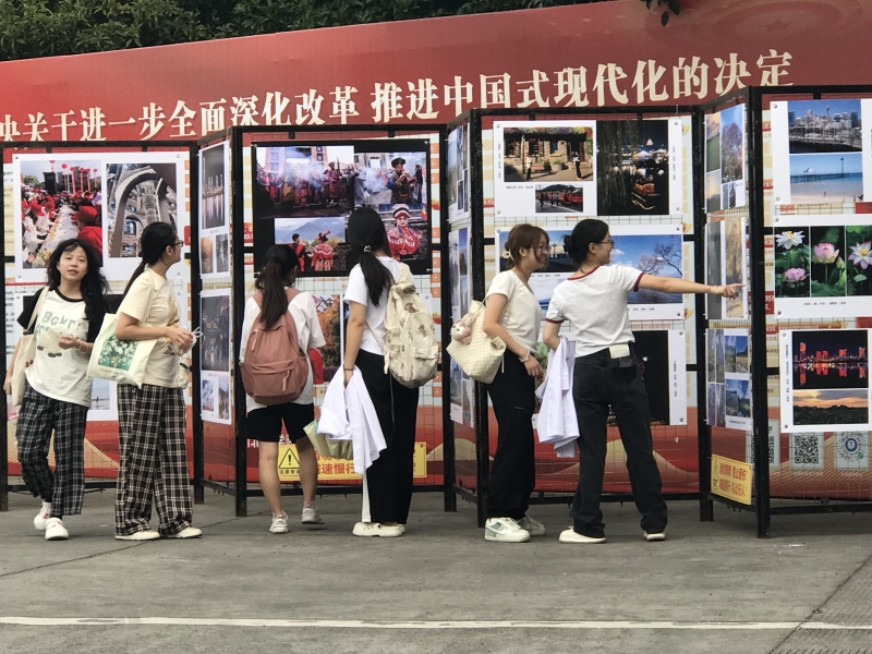 学校举办2024年“中国梦·劳动美”教职工书画、手工、摄影展