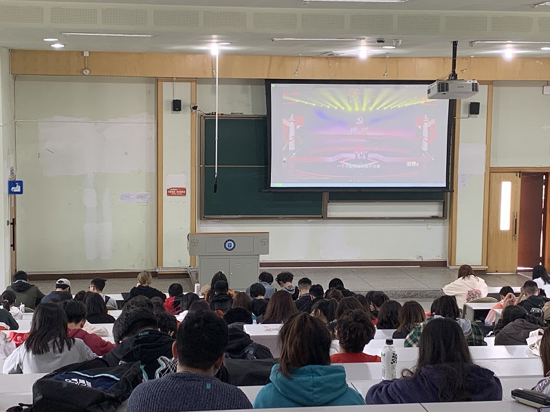 口腔医学系党总支组织学生观看《榜样5》专题节目