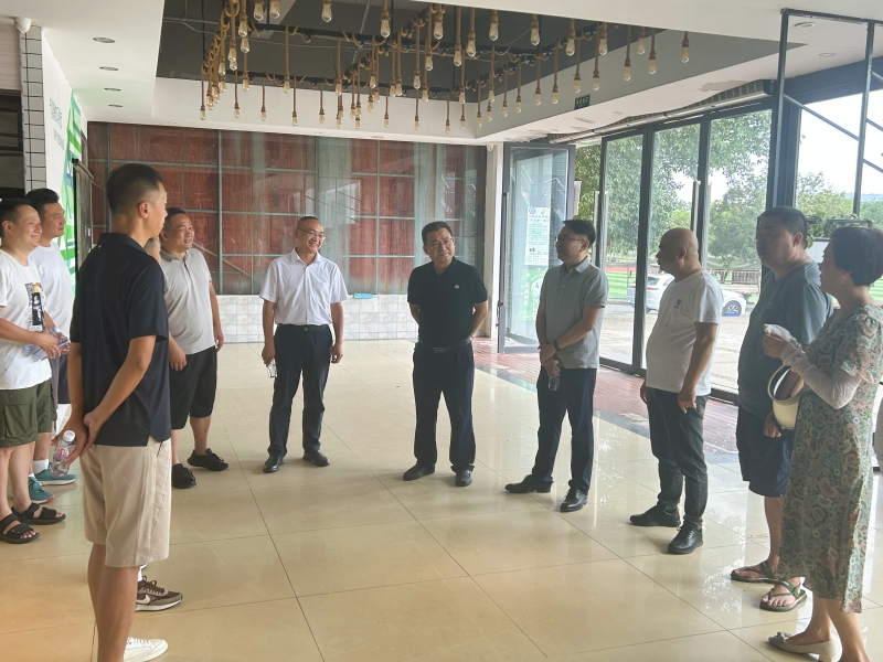 何永斌深入一线检查学校后勤暑期重点工作并慰问高温作业工作者