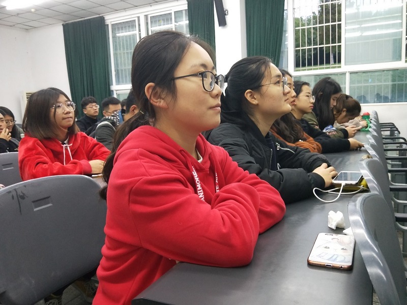 麻醉学系师生积极响应全国“两会”召开