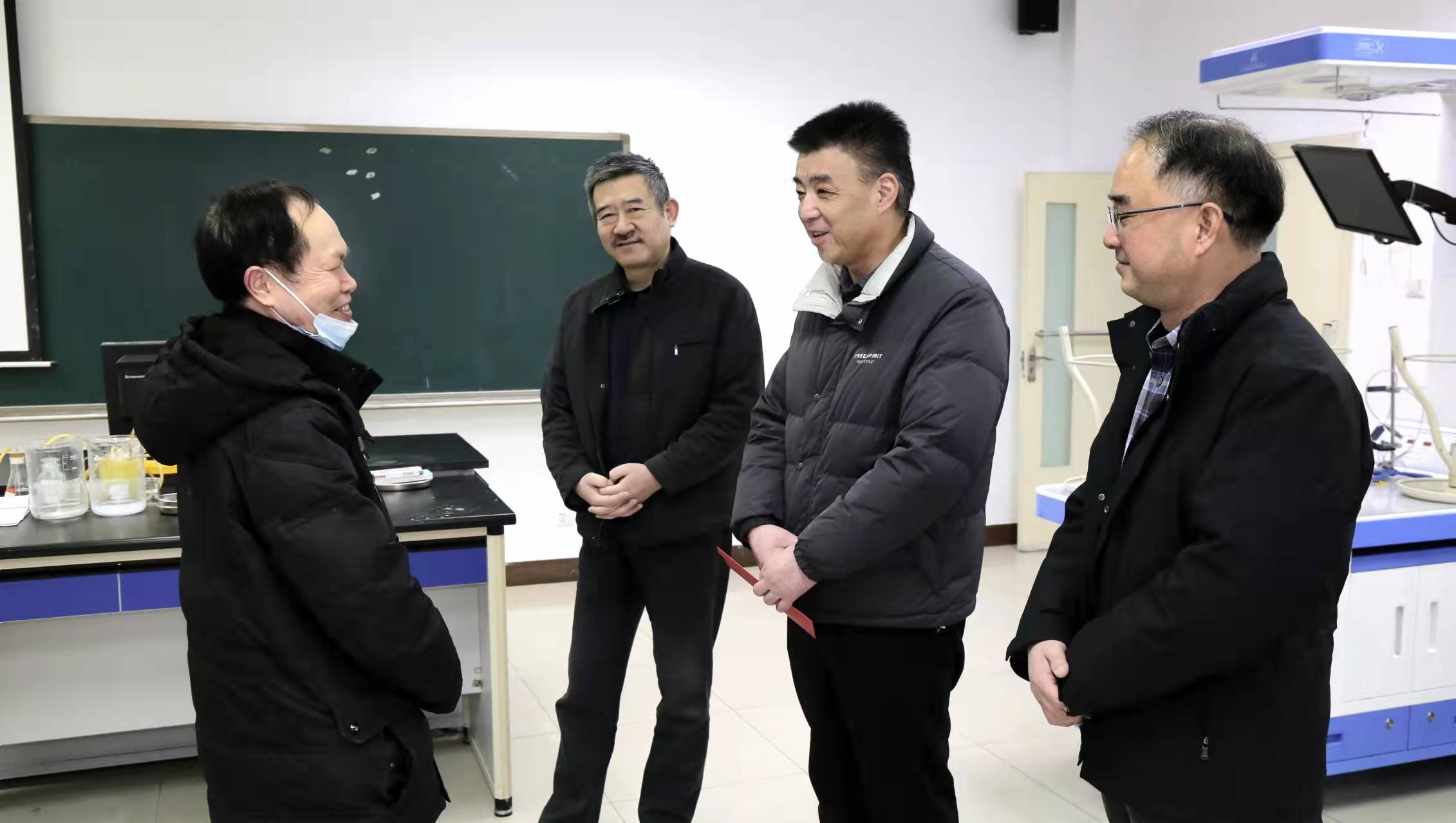 省教科文卫工会领导到我校送温暖