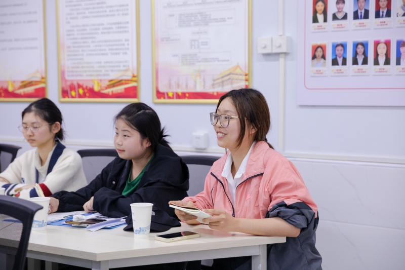 学校召开学生座谈会