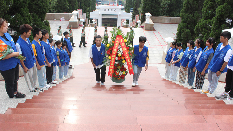 预防医学系赴南充烈士陵园开展纪念活动
