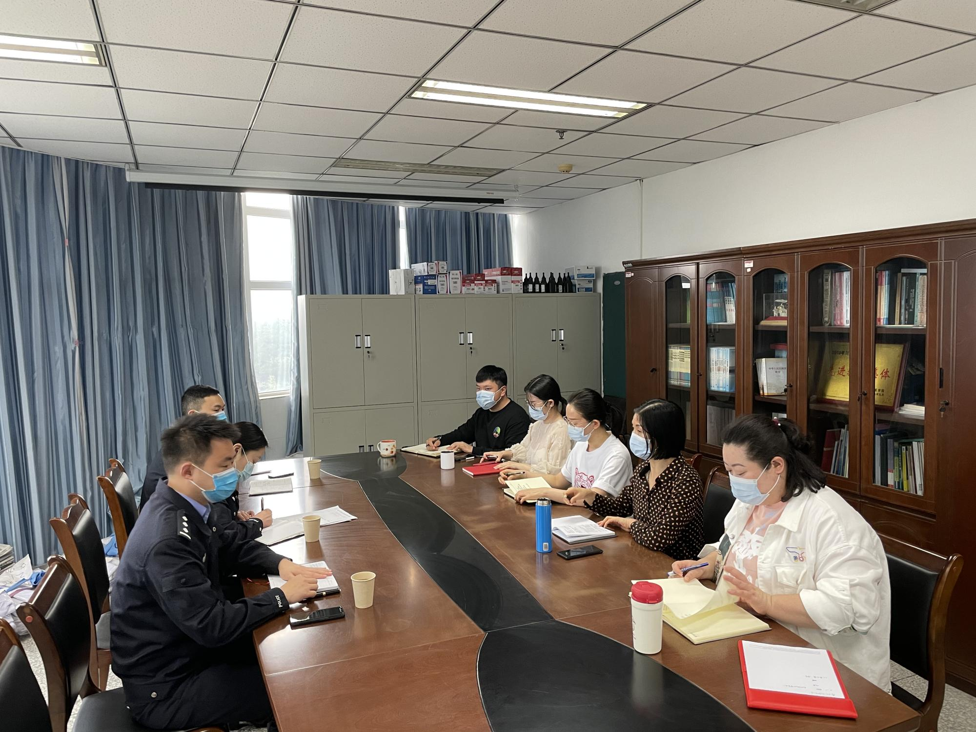 南充市公安局出入境管理支队来校交流外籍人员管理工作