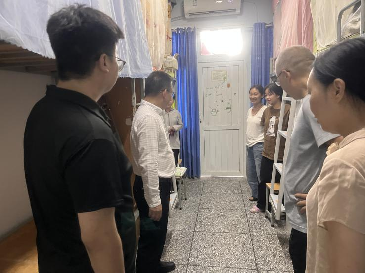 何永斌副校长走访运动医学与康复学院新生宿舍