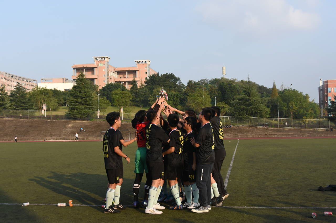 影像学子参赛队伍在“新生杯”足球比赛中夺冠