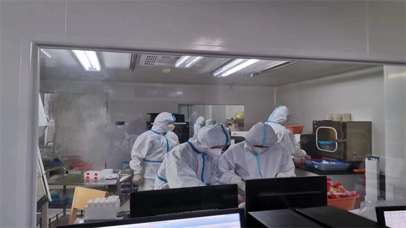 同心抗疫 共克时艰｜志愿者车队为检验人护航