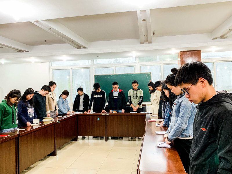 中西医临床医学系开展“讲忠诚信仰、忆烈士英魂”主题党日活动