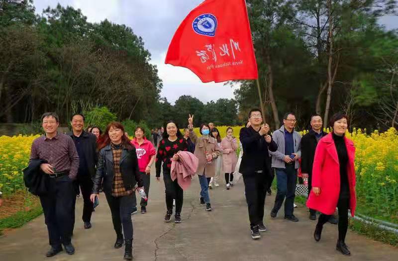 学校开展纪念“三八”妇女节环山健步走活动