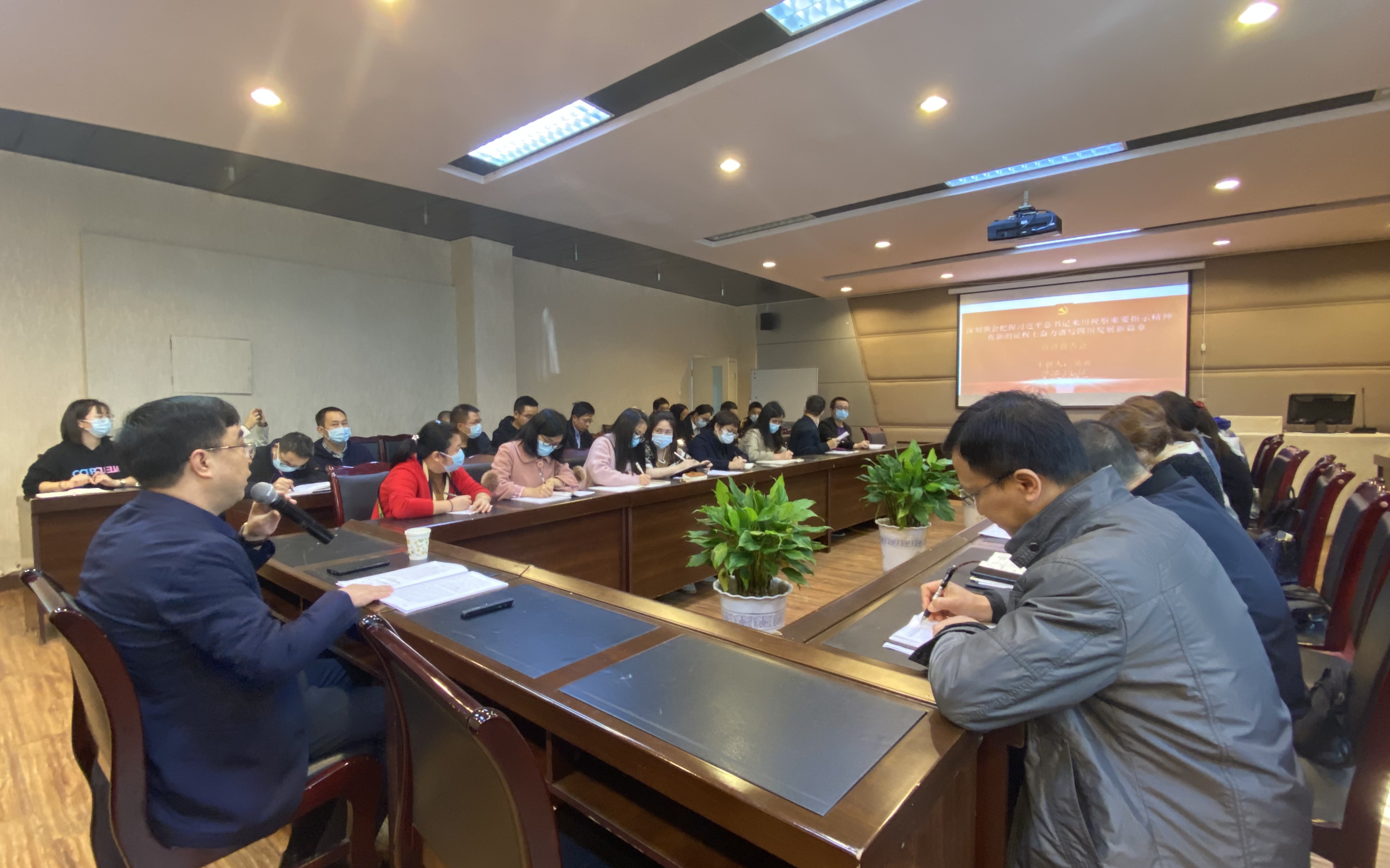 校领导赴联系院系开展专题理论宣讲