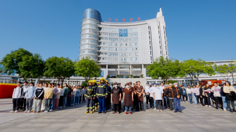 学校举行消防应急疏散演练