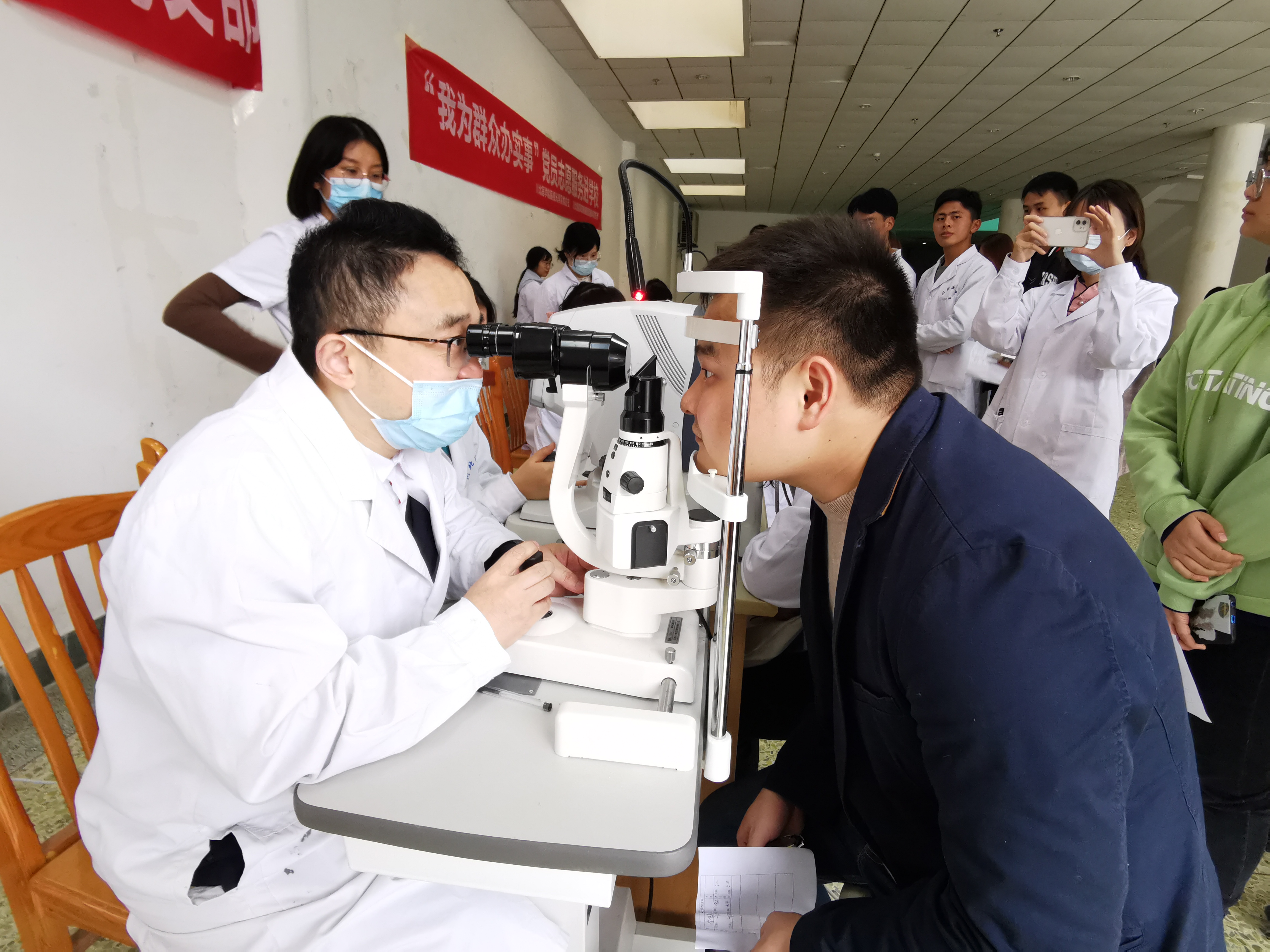 眼视光学党总支开展“我为群众办实事”眼健康检查