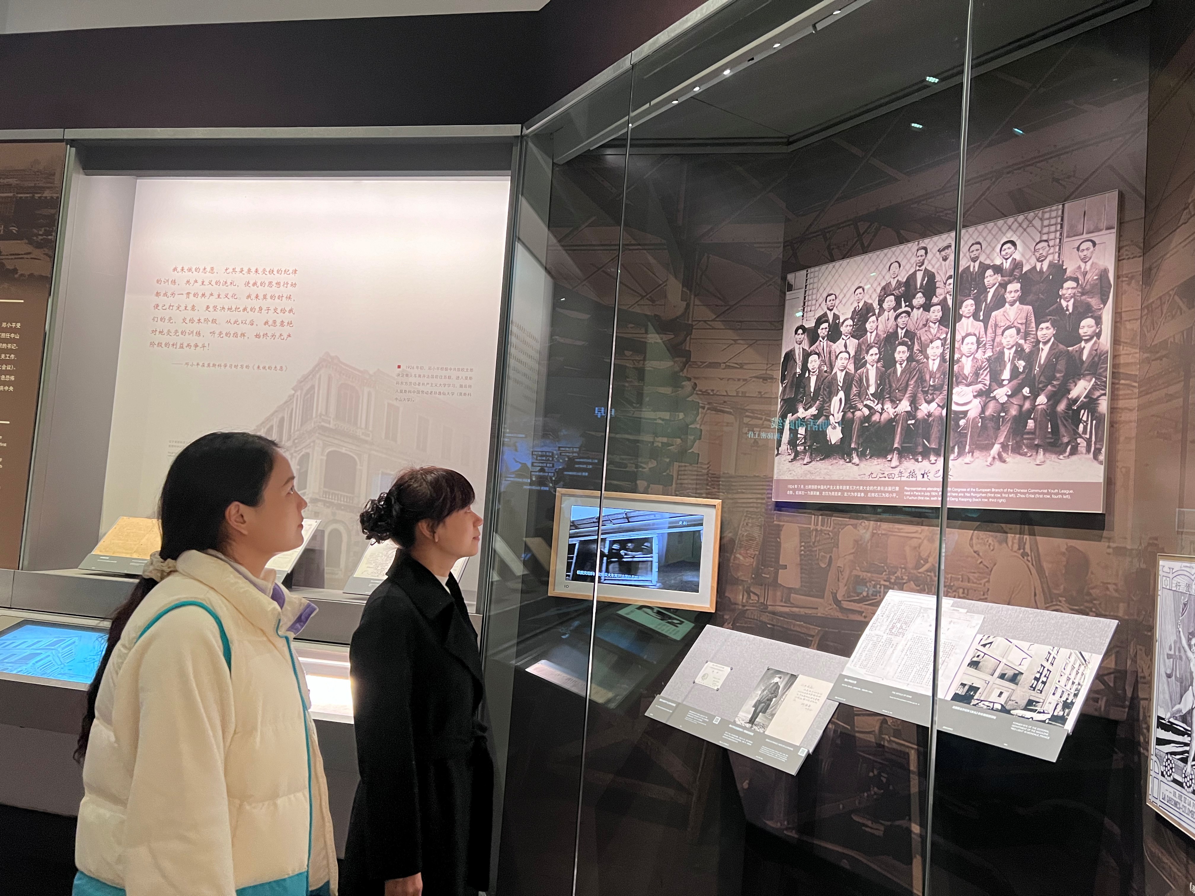胡小燕老师带我校研究生赴广安小平故居开展思政实践活动