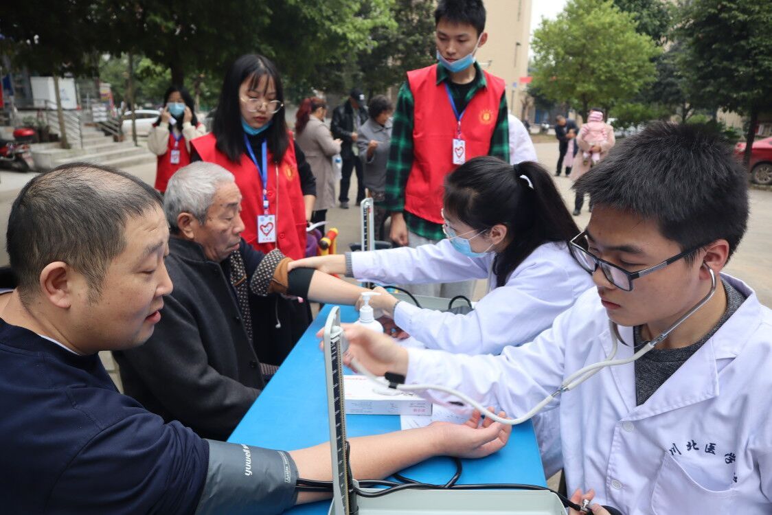 医学影像学院青风志愿服务队赴金水湾小区 开展“青风入万家 义诊暖人心”志愿服务活动