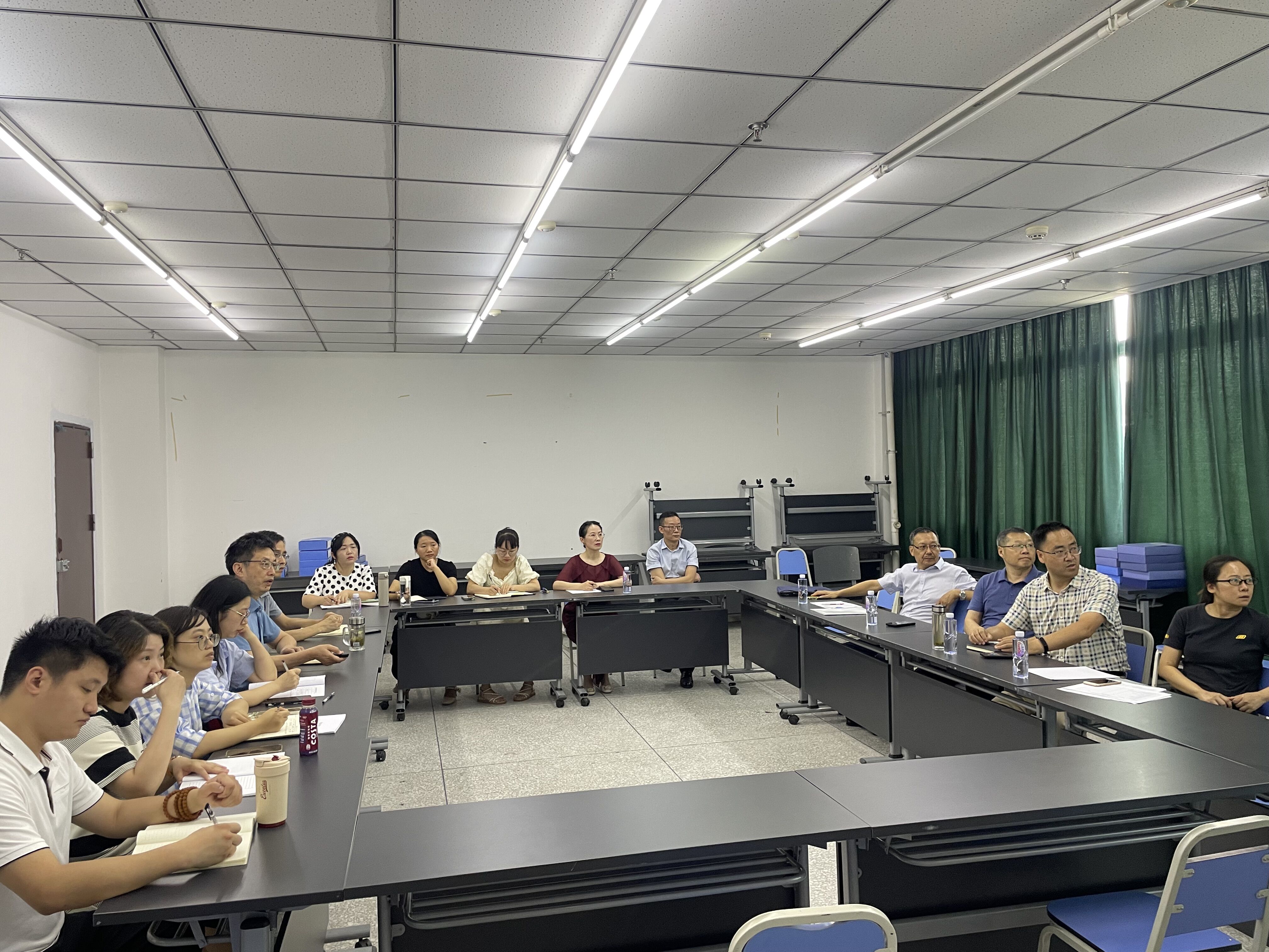 学校党委副书记黄平带队到外国语言文化系 进行开学教学检查