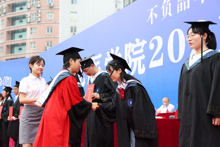 风里雨里，母校欢送你：我校举行2021届学生毕业典礼