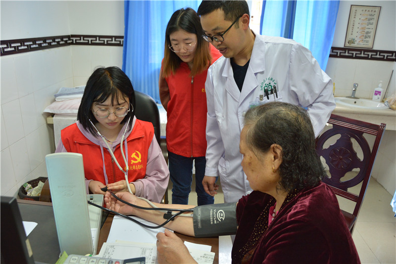 临床医学系开展“温情义诊社区服务,共建共享健康中国”志愿服务活动