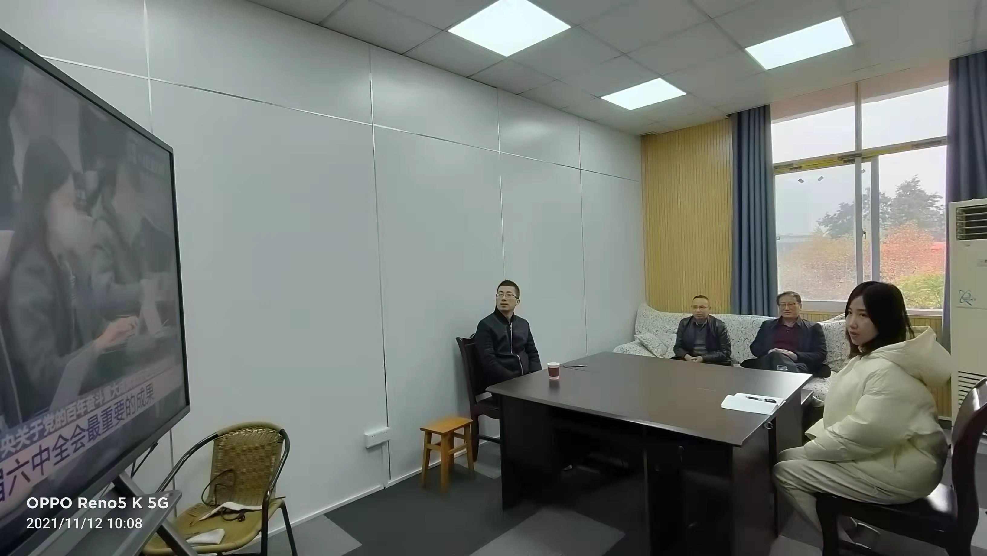 认真组织部门员工观看第十九届六中全会新闻发布会