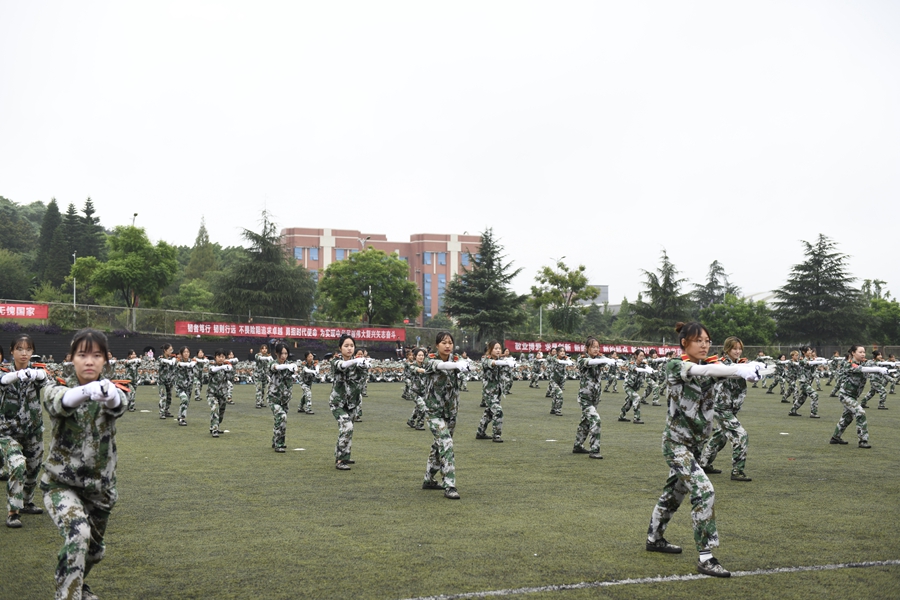 展飒爽军姿 铸青春斗志 我校举行2021年军训总结大会