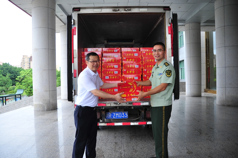 学校领导慰问驻市部队官兵