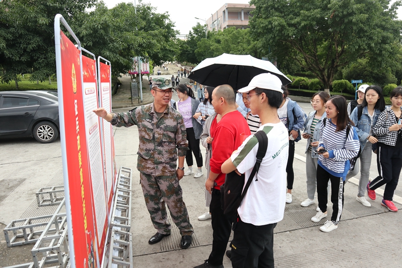 学校举办2019年大学生应征入伍现场咨询会