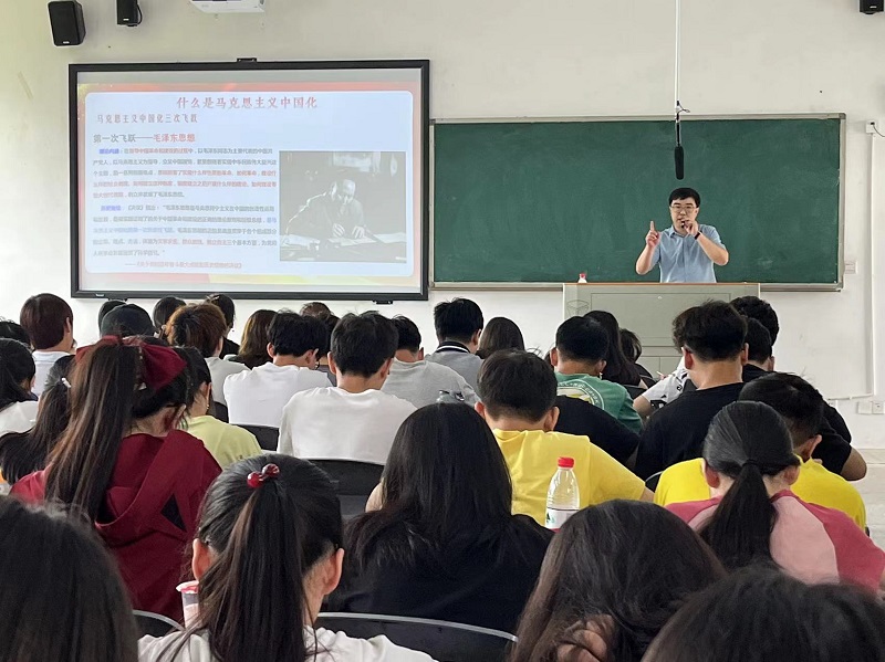 校领导为学生讲思政课