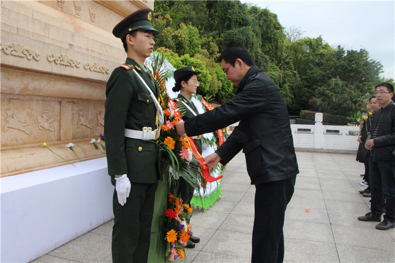 临床医学系赴西山烈士陵园缅怀革命先烈