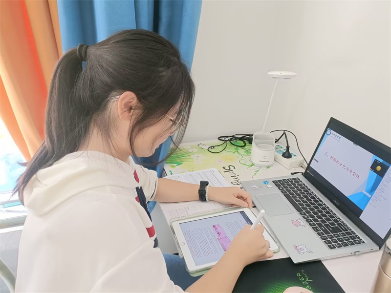 同心抗疫 共克时艰| 师生一线牵 新学期不落课