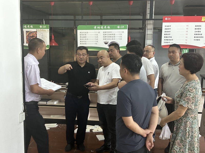 何永斌深入一线检查学校后勤暑期重点工作并慰问高温作业工作者