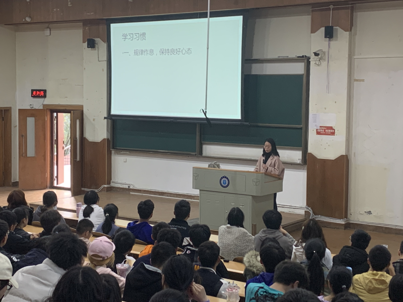 口腔医学系党总支组织开展成绩分析暨学习经验分享会